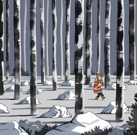 Une personne marche dans une forêt enneigée avec de grands arbres et des rochers recouverts de neige.