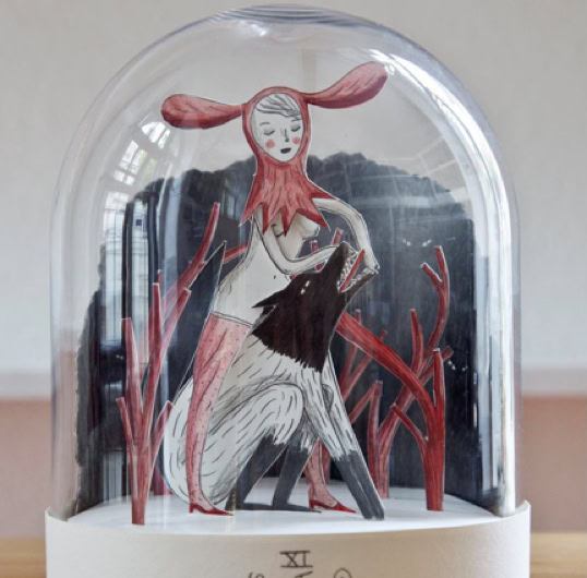 L’illustratrice et bédéiste lausannoise propose une création délicate autour des symboles du tarot, revisités par le biais du dessin et de découpages mis en scène sous des cloches de verre.