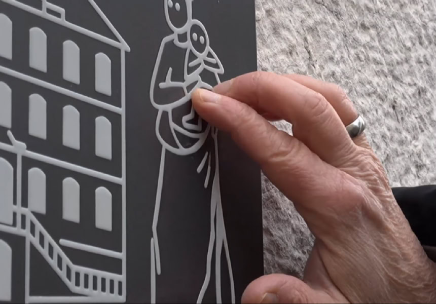 Plaque blanche avec un dessin d'une maison et le texte "MAISON WICKA" en dessous.