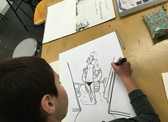 Un enfant dessine une illustration en noir et blanc sur une feuille de papier, avec d'autres feuilles et un étui à crayons sur la table.