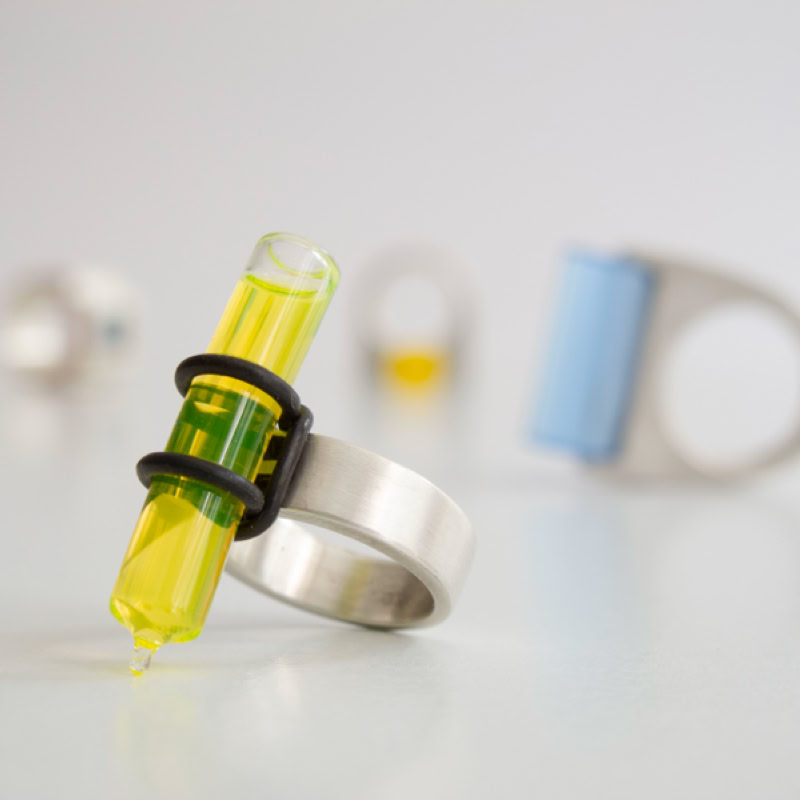 Création contemporaine de bague en argent, tube niveau à bulle, silicone. 