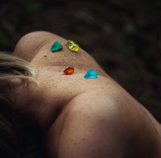 Quatre artistes jurassiens, explorent la métamorphose, à travers le prisme de gemmes, de bijoux, de photographies et de peintures. 