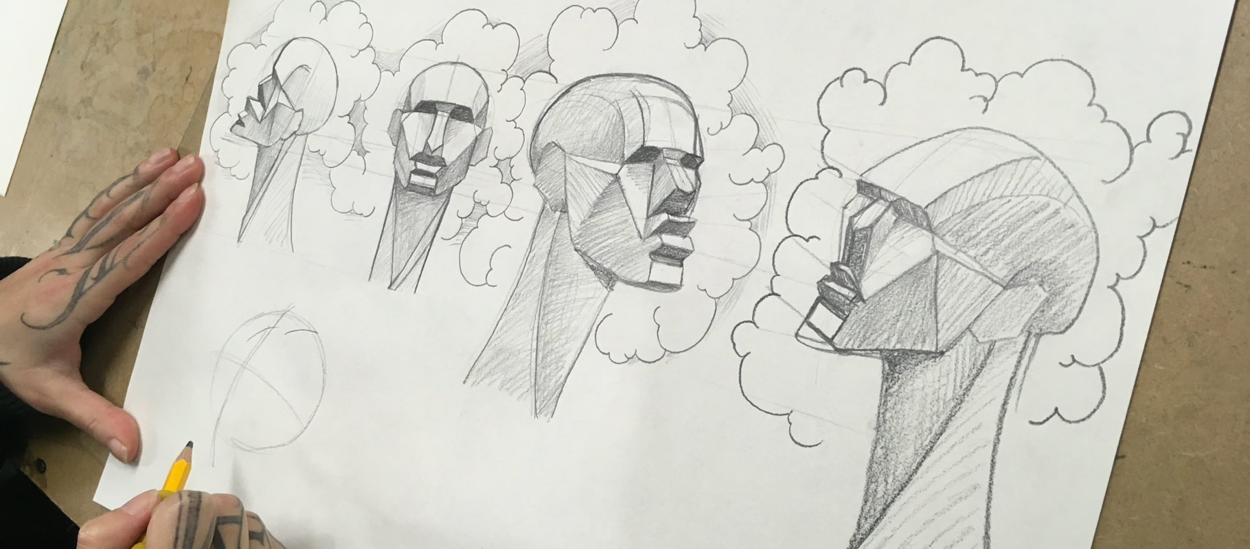 Croquis de figures humaines dessinées au fusain.