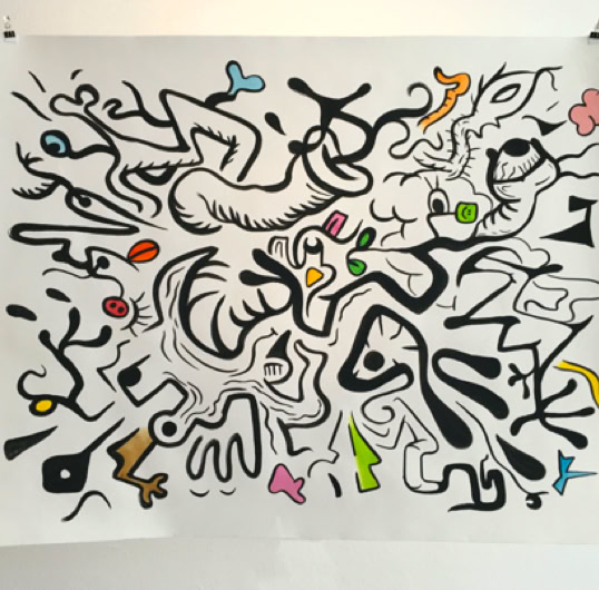 Dessin abstrait avec des lignes noires ondulées et des formes colorées dispersées sur un fond blanc.