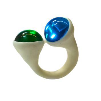 Bague en polymère blanche avec deux pierres, une verte et une bleue.