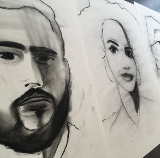 Pour cette première exposition, l’artiste Cyril Lobsiger présente une série de neuf portraits au fusain basés sur des photographies de jeunes migrants anonymes, élèves de l’École Tremplin à Delémont. Chaque portrait est accompagné d’un « parcours de vie » dessiné par les sujets eux-mêmes.