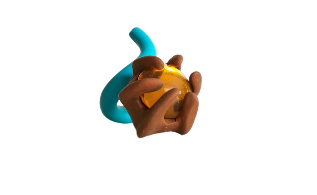 Sculpture abstraite en pâte à modeler avec des formes marron et bleues autour d'une sphère jaune.